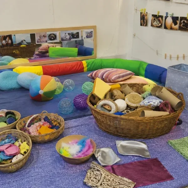 Escenario lúdico con canastas y almohadones