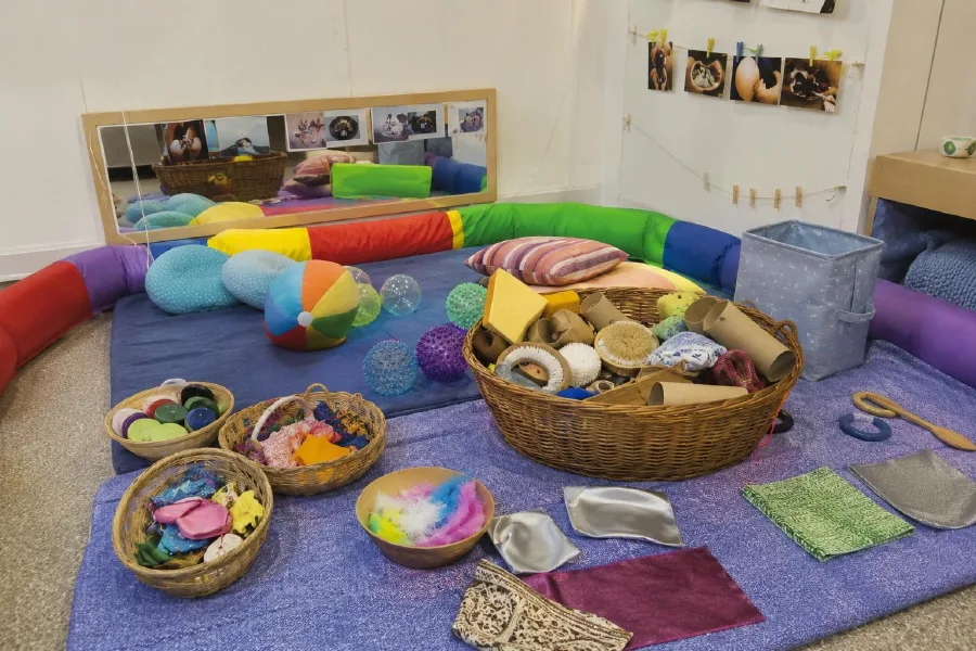 Escenario lúdico con canastas y almohadones